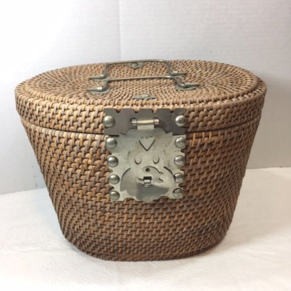 VTG Nantucket Style Woven Wicker Picnic Basket Hinged Fish Clasp Dbl Handles - Picture 1 of 16